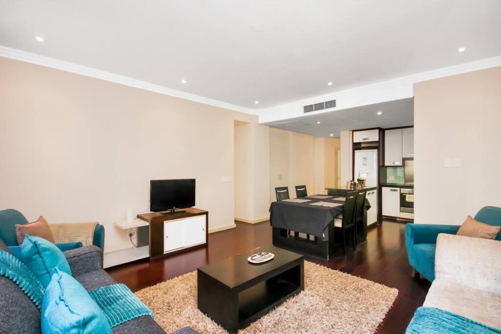 Life With Rooftop Pool! Apartment Cape Town
