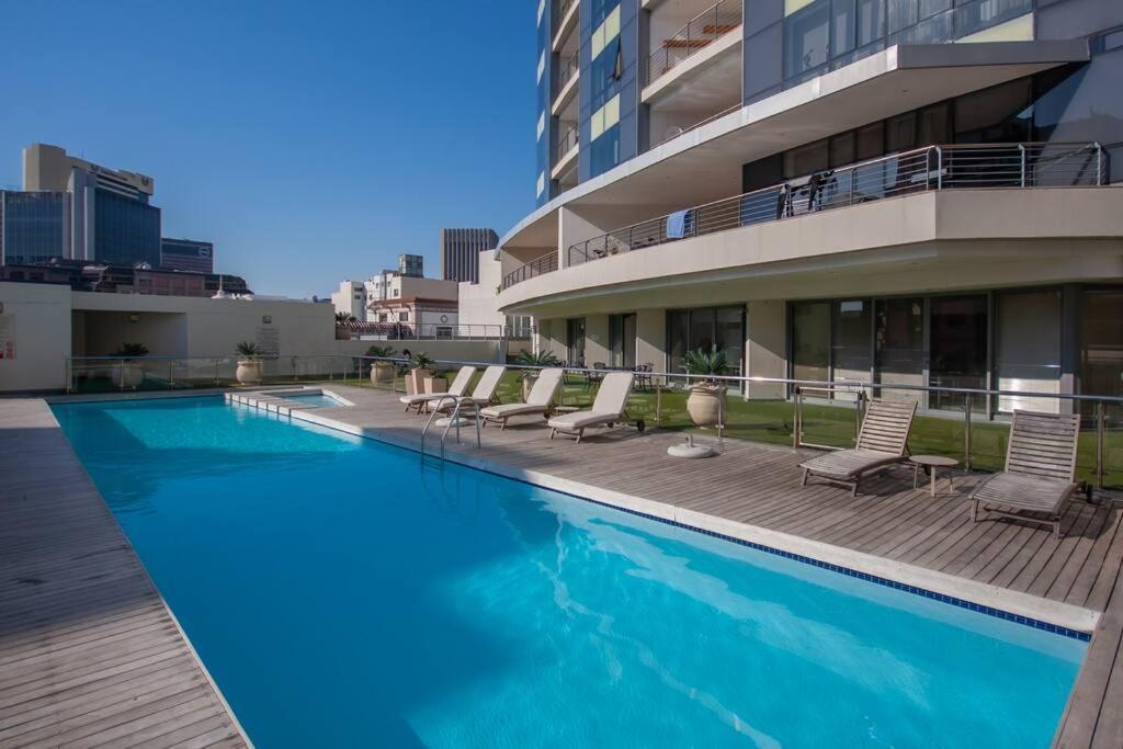 Apartment Life With Rooftop Pool!