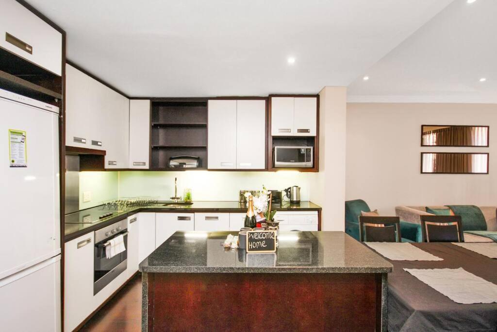 Life With Rooftop Pool! Apartment Cape Town