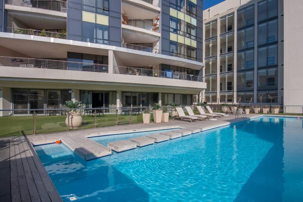 Life With Rooftop Pool! * Cape Town