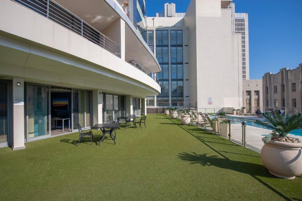 Apartment Life With Rooftop Pool! *